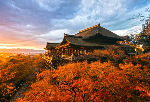 Herbstlaubfärbung am Kiyomizu-dera Tempel in Kyoto